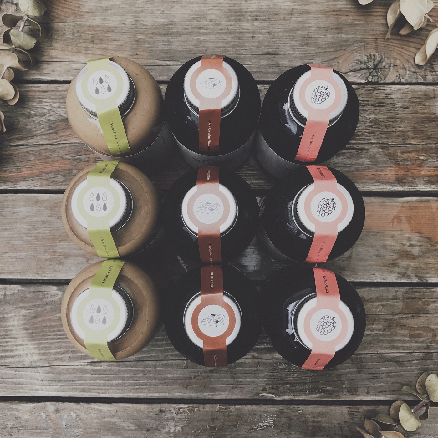 黑巧克力、水果風味、芝麻歐蕾三種不同的咖啡包裝設計